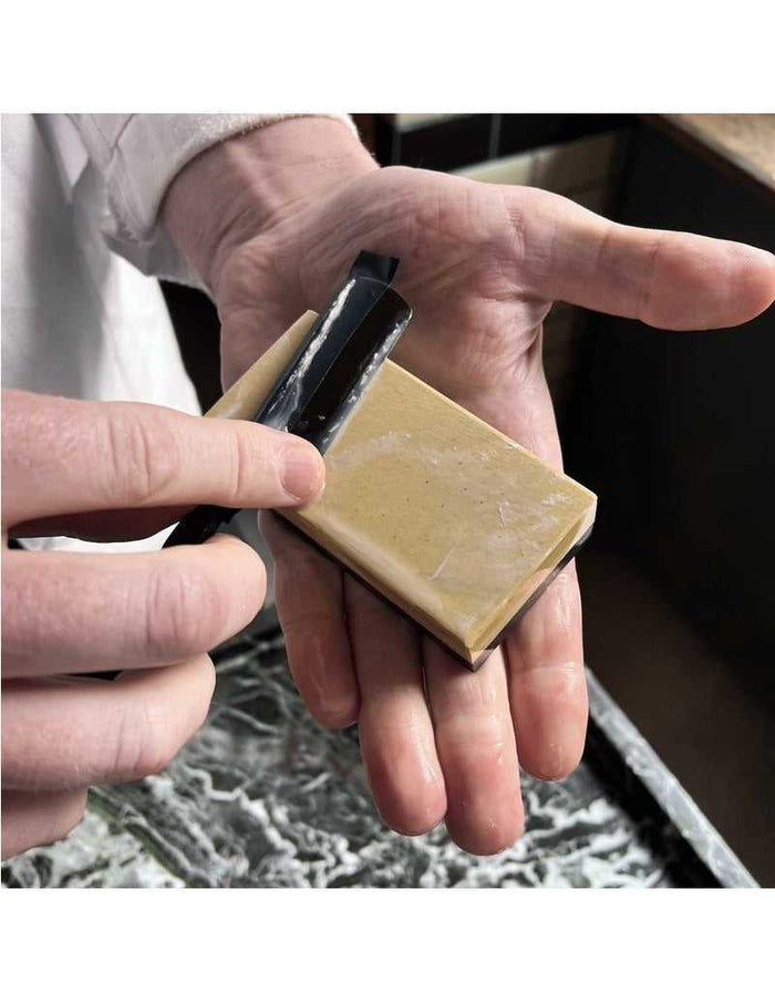Hand sharpening with Coticule water stone