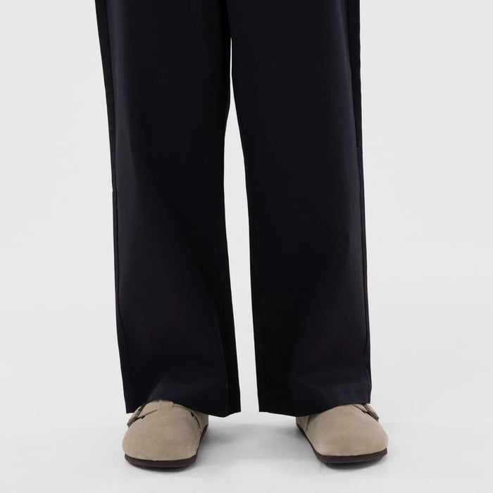 The model is wearing this MLB LA Dodgers Chino Trousers in navy. 7