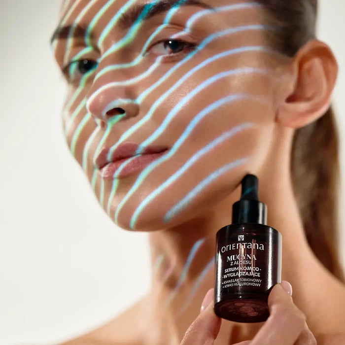Kobieta trzymająca serum Mucyna z Aloesu Orientana – kojące serum wygładzające wspierające regenerację skóry, nawilżenie i redukcję podrażnień.